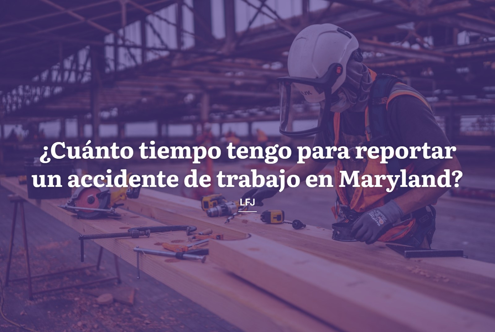Trabajador de la construcción con casco en un taller, imagen del artículo sobre el plazo para reportar un accidente de trabajo en Maryland