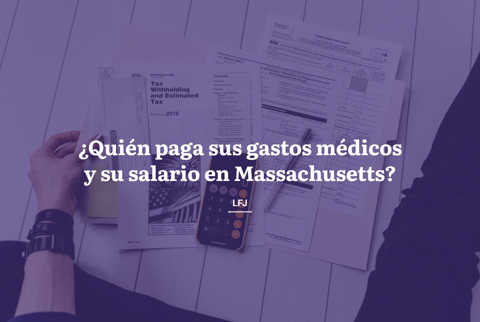 Documentos, facturas y calculadora sobre una mesa